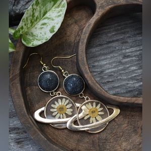 Handmade Pressed Chamomile Gold Saturn Resin Earrings